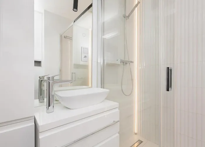 Bielany 3 Min From Metro With 5-meals Per Day Diet Catering, Air Conditioning And Free Parking شقة *