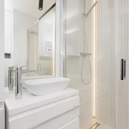 Bielany 3 Min From Metro With 5-meals Per Day Diet Catering, Air Conditioning And Free Parking 아파트 *